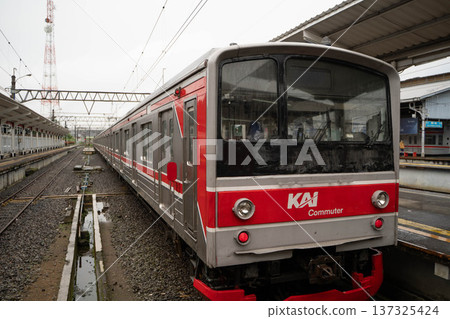 Indonesia's commuter trains, where used Japanese rolling stock are used / KAI Commuter running between Jakarta and Turbine Indonesia's commuter trains, where used Japanese rolling stock are used / KAI Commuter running between Jakarta and Turbine 137325424