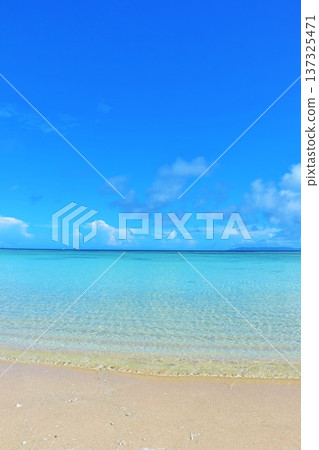 Hateruma Island, Okinawa Prefecture Summer blue sky and sea Hateruma Island, Okinawa Prefecture Summer blue sky and sea 137325471