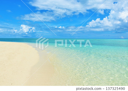 Okinawa summer blue sky and the sea of Ikema Island 137325490
