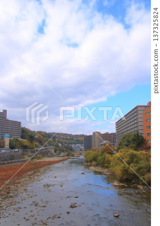 武古川沿岸的建築與秋雲:兵庫縣寶塚市深秋景色(豎圖) 武古川沿岸的建築與秋雲:兵庫縣寶塚市深秋景色(豎圖) 137325824