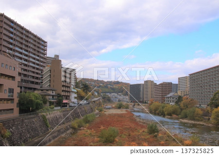 兵庫縣寶塚市深秋景色,穆科川流經此處(橫圖) 兵庫縣寶塚市深秋景色,穆科川流經此處(橫圖) 137325825