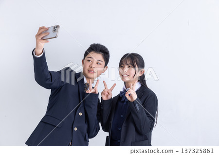 男女學生用智慧型手機自拍 男女學生用智慧型手機自拍 137325861