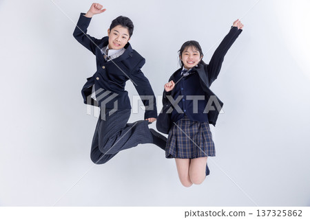 跳躍的男女學生 跳躍的男女學生 137325862