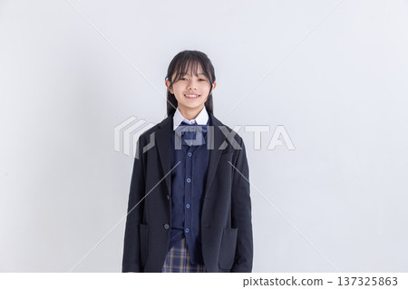穿著制服微笑的女孩 穿著制服微笑的女孩 137325863