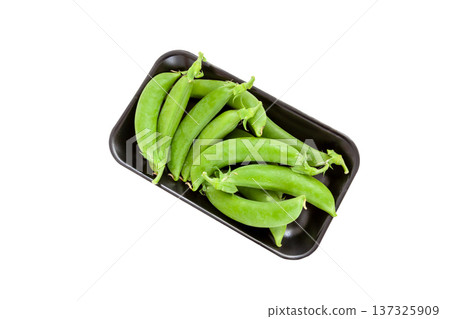A small pack of fresh snap peas [white background, cutout] 137325909