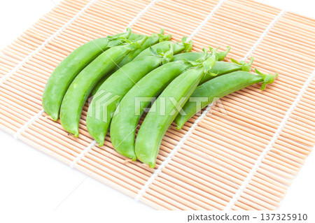 Fresh snap pea 137325910
