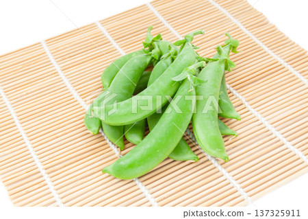 Fresh snap pea Fresh snap pea 137325911