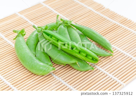 Fresh snap pea 137325912