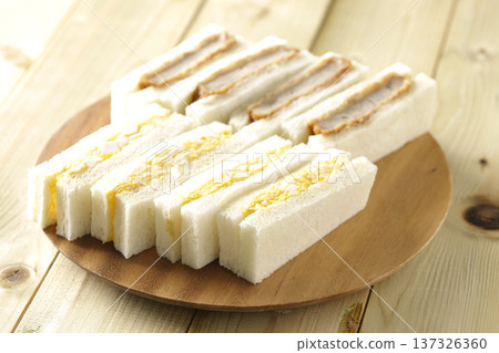 菲力牛排三明治與蛋三明治 菲力牛排三明治與蛋三明治 137326360