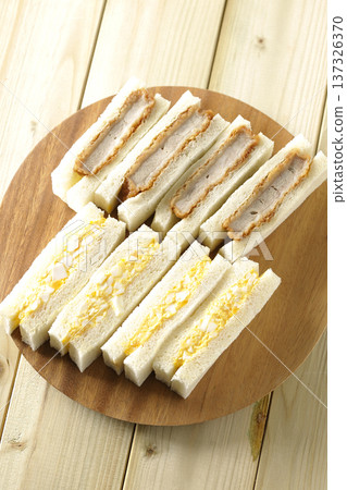 菲力牛排三明治與蛋三明治 菲力牛排三明治與蛋三明治 137326370