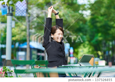 Businesswoman working outdoors 137326855