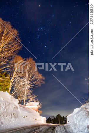 冬日的萬座溫泉：白雪皚皚的道路和夜空中閃耀的獵戶座 137326880