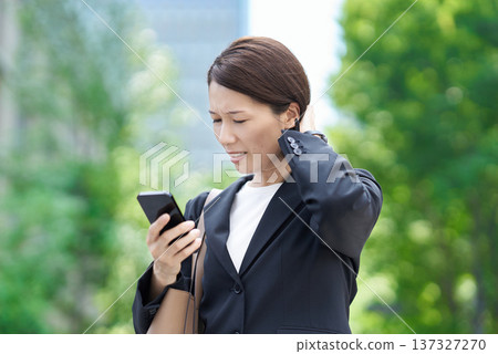 一位身穿西裝、表情嚴肅的女士 137327270