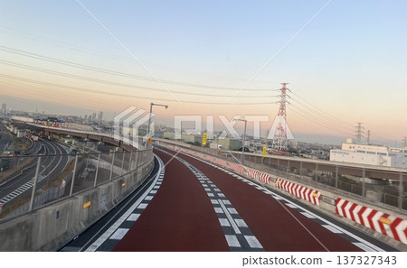 城市快速路緣坡道 紅色鋪裝高速公路 城市快速路緣坡道 紅色鋪裝高速公路 137327343