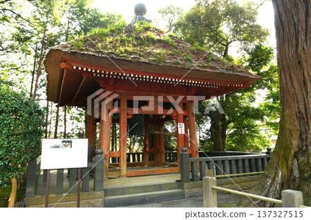 [Isehara City, Isehara City Designated Cultural Property, Bell Tower of Hyuga Yakushi (Reizenji Temple), one of the Three Yakushi Temples of Japan] 137327515