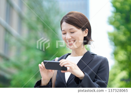 操作智能手機的女商人 操作智能手機的女商人 137328065