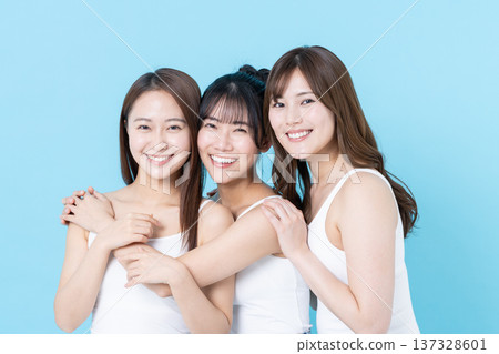 年輕女性的皮膚護理 年輕女性的皮膚護理 137328601