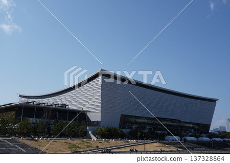 現代化的體育館外觀在藍天的襯托下格外醒目（有明體育館） 137328864