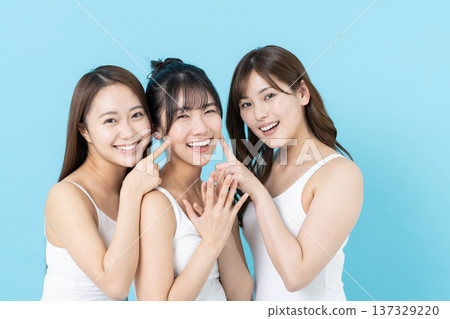 年輕女性的皮膚護理 年輕女性的皮膚護理 137329220