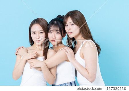 年輕女性的皮膚護理 年輕女性的皮膚護理 137329238