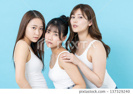 年輕女性的皮膚護理 年輕女性的皮膚護理 137329240