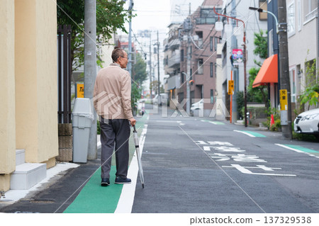一位老人在附近閒逛 一位老人在附近閒逛 137329538