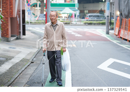Senior man returning from shopping Senior man returning from shopping 137329541