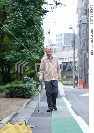 Senior man returning from shopping Senior man returning from shopping 137329545