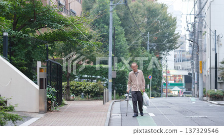 一位老人購物後返回。 137329546
