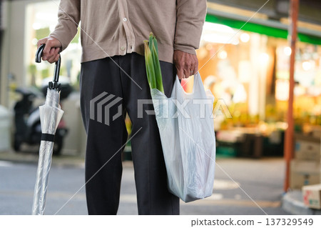 一位老人購物後返回。 137329549