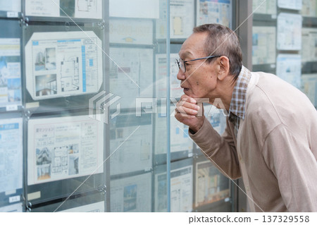 一位老年男子正在尋找房地產房產 137329558