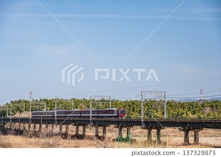Kintetsu train crossing the Kizugawa River iron bridge in Kyotanabe City, Kyoto Prefecture Kintetsu train crossing the Kizugawa River iron bridge in Kyotanabe City, Kyoto Prefecture 137329873