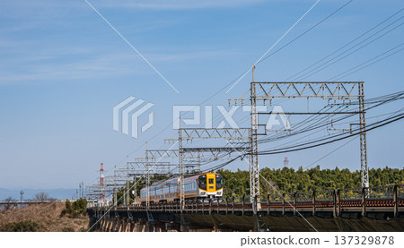 特快列車駛過京都府京田邊市木津川鐵橋 特快列車駛過京都府京田邊市木津川鐵橋 137329878