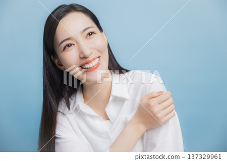 一個穿白襯衫的女人 137329961