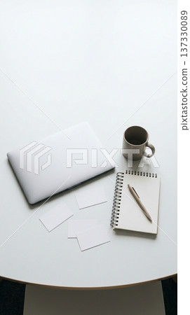 辦公桌上擺放著筆記型電腦和名片 辦公桌上擺放著筆記型電腦和名片 137330089