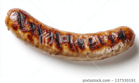 一塊烤得金黃酥脆的香腸，放在白色背景上。 137330191