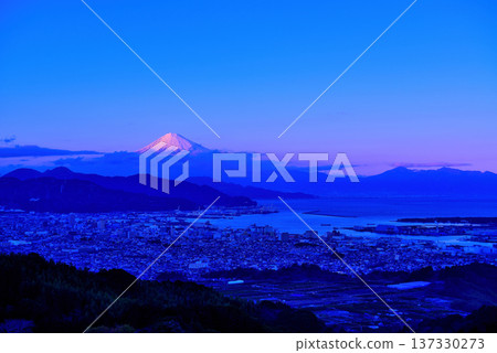 Snow-capped Mount Fuji seen from Nihon-daira in the evening, Shizuoka Prefecture Snow-capped Mount Fuji seen from Nihon-daira in the evening, Shizuoka Prefecture 137330273