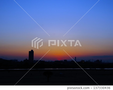A beautiful sunset seen from the Arakawa River bank A beautiful sunset seen from the Arakawa River bank 137330436