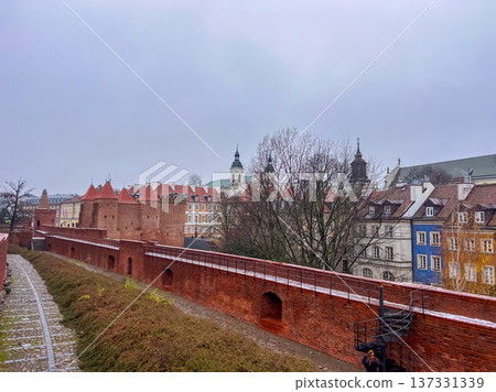 Warsaw Barbican. View of an old brick wall and buildingson a cloudy day 137331339