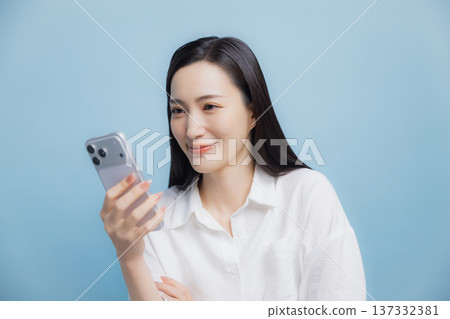 A woman with a white shirt 137332381