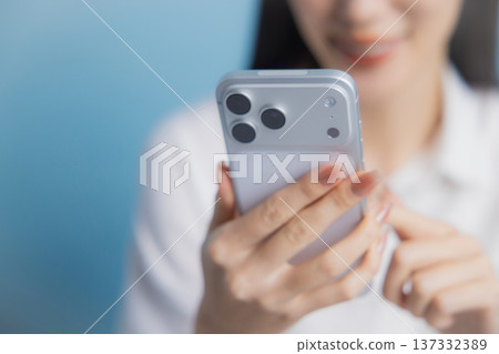 一個穿白襯衫的女人 一個穿白襯衫的女人 137332389
