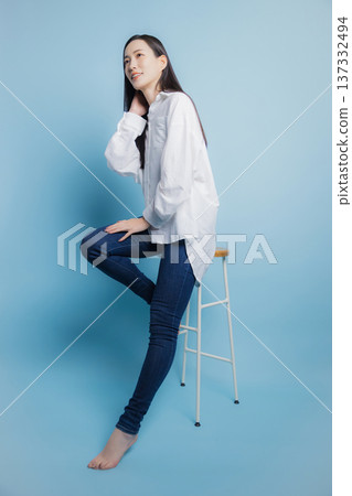 一個穿白襯衫的女人 137332494