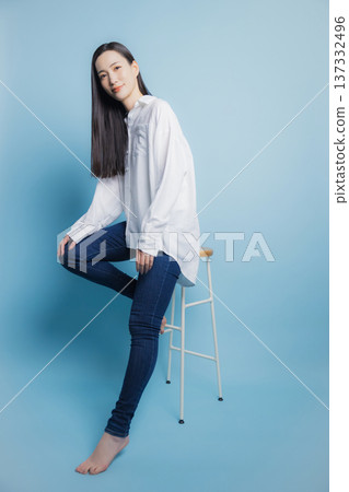 一個穿白襯衫的女人 137332496