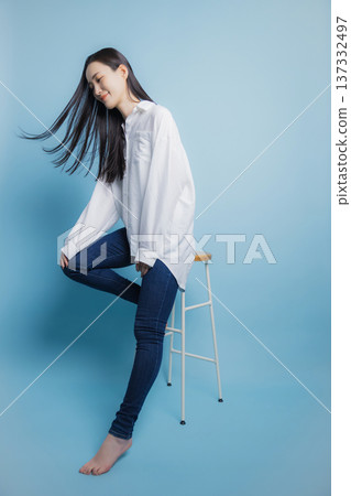 一個穿白襯衫的女人 一個穿白襯衫的女人 137332497
