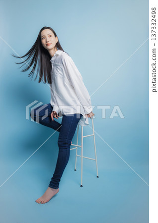 一個穿白襯衫的女人 一個穿白襯衫的女人 137332498