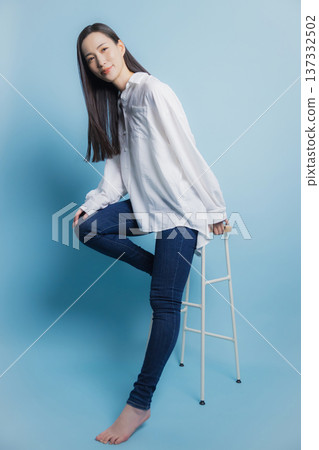 一個穿白襯衫的女人 137332502