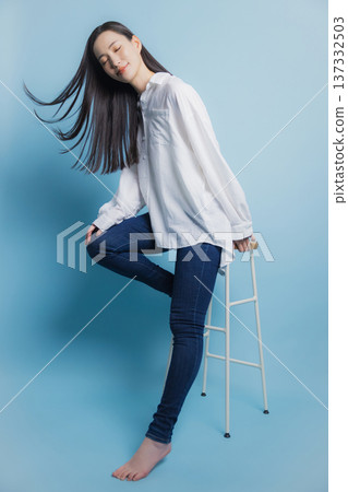 A woman with a white shirt 137332503