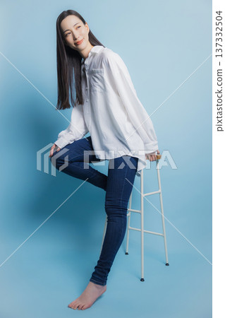 一個穿白襯衫的女人 一個穿白襯衫的女人 137332504