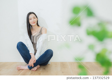 一個穿白襯衫的女人 137332529