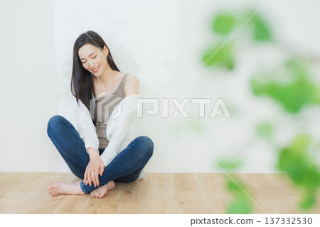 一個穿白襯衫的女人 137332530